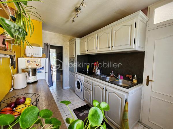 Découvrez cet appartement de charme situé au cœur d'un quartier résidentiel prisé de Montélimar, offrant une tranquillité rare en pleine ville. Situé au 3ème étage d'un immeuble de 4 niveaux, ce logement est idéalement positionné pour bénéficier d'une belle luminosité et d'une vue dégagée, vous invitant à profiter des beaux jours en toute sérénité.

Avec une superficie habitable de 56,89 m², cet appartement comprend 3 pièces dont 2 chambres confortables. 

L’espace intérieur est agencé pour maximiser le confort : un séjour accueillant, une cuisine équipée avec loggia attenante, une salle d'eau fonctionnelle, ainsi qu'un WC séparé. Le double vitrage assure une isolation thermique et sonore de premier ordre.

À l'extérieur, un balcon orienté plein sud promet de délicieux moments de détente. La résidence dispose de nombreuses places de parking, idéales pour vos véhicules.

Concernant les équipements, le bien est doté d’un digicode et d'un interphone pour une sécurité accrue. Le chauffage collectif au gaz garantit une ambiance cosy en toute saison. L'immeuble a fait l'objet d'une rénovation énergétique complète (isolation des murs par l'extérieur, isolation des plafonds des caves et de la toiture, remplacement de toutes les menuiseries).

Situé à proximité des commodités, ce bien vous offre une excellente qualité de vie grâce à son accès facile aux commerces, écoles et transports en commun. Envisagez votre prochain chapitre dans cet havre de paix et de confort. 

Pour toute information complémentaire, contactez Ingrid DE MATTEO.