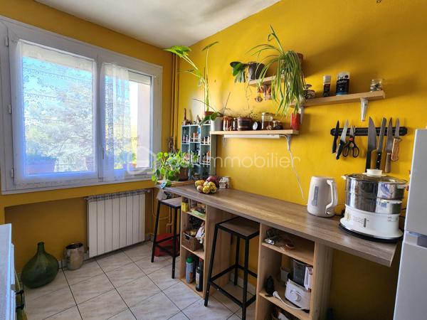 Découvrez cet appartement de charme situé au cœur d'un quartier résidentiel prisé de Montélimar, offrant une tranquillité rare en pleine ville. Situé au 3ème étage d'un immeuble de 4 niveaux, ce logement est idéalement positionné pour bénéficier d'une belle luminosité et d'une vue dégagée, vous invitant à profiter des beaux jours en toute sérénité.

Avec une superficie habitable de 56,89 m², cet appartement comprend 3 pièces dont 2 chambres confortables. 

L’espace intérieur est agencé pour maximiser le confort : un séjour accueillant, une cuisine équipée avec loggia attenante, une salle d'eau fonctionnelle, ainsi qu'un WC séparé. Le double vitrage assure une isolation thermique et sonore de premier ordre.

À l'extérieur, un balcon orienté plein sud promet de délicieux moments de détente. La résidence dispose de nombreuses places de parking, idéales pour vos véhicules.

Concernant les équipements, le bien est doté d’un digicode et d'un interphone pour une sécurité accrue. Le chauffage collectif au gaz garantit une ambiance cosy en toute saison. L'immeuble a fait l'objet d'une rénovation énergétique complète (isolation des murs par l'extérieur, isolation des plafonds des caves et de la toiture, remplacement de toutes les menuiseries).

Situé à proximité des commodités, ce bien vous offre une excellente qualité de vie grâce à son accès facile aux commerces, écoles et transports en commun. Envisagez votre prochain chapitre dans cet havre de paix et de confort. 

Pour toute information complémentaire, contactez Ingrid DE MATTEO.
