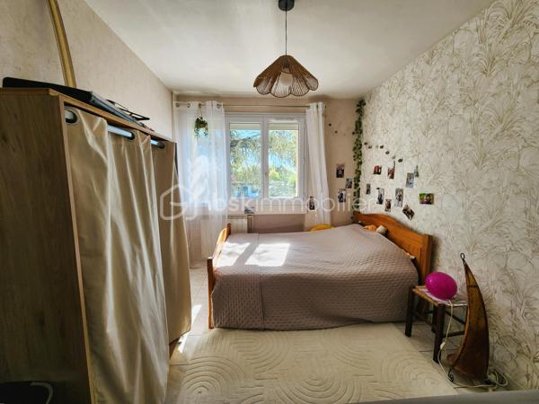 Découvrez cet appartement de charme situé au cœur d'un quartier résidentiel prisé de Montélimar, offrant une tranquillité rare en pleine ville. Situé au 3ème étage d'un immeuble de 4 niveaux, ce logement est idéalement positionné pour bénéficier d'une belle luminosité et d'une vue dégagée, vous invitant à profiter des beaux jours en toute sérénité.

Avec une superficie habitable de 56,89 m², cet appartement comprend 3 pièces dont 2 chambres confortables. 

L’espace intérieur est agencé pour maximiser le confort : un séjour accueillant, une cuisine équipée avec loggia attenante, une salle d'eau fonctionnelle, ainsi qu'un WC séparé. Le double vitrage assure une isolation thermique et sonore de premier ordre.

À l'extérieur, un balcon orienté plein sud promet de délicieux moments de détente. La résidence dispose de nombreuses places de parking, idéales pour vos véhicules.

Concernant les équipements, le bien est doté d’un digicode et d'un interphone pour une sécurité accrue. Le chauffage collectif au gaz garantit une ambiance cosy en toute saison. L'immeuble a fait l'objet d'une rénovation énergétique complète (isolation des murs par l'extérieur, isolation des plafonds des caves et de la toiture, remplacement de toutes les menuiseries).

Situé à proximité des commodités, ce bien vous offre une excellente qualité de vie grâce à son accès facile aux commerces, écoles et transports en commun. Envisagez votre prochain chapitre dans cet havre de paix et de confort. 

Pour toute information complémentaire, contactez Ingrid DE MATTEO.