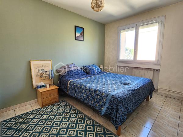 Découvrez cet appartement de charme situé au cœur d'un quartier résidentiel prisé de Montélimar, offrant une tranquillité rare en pleine ville. Situé au 3ème étage d'un immeuble de 4 niveaux, ce logement est idéalement positionné pour bénéficier d'une belle luminosité et d'une vue dégagée, vous invitant à profiter des beaux jours en toute sérénité.

Avec une superficie habitable de 56,89 m², cet appartement comprend 3 pièces dont 2 chambres confortables. 

L’espace intérieur est agencé pour maximiser le confort : un séjour accueillant, une cuisine équipée avec loggia attenante, une salle d'eau fonctionnelle, ainsi qu'un WC séparé. Le double vitrage assure une isolation thermique et sonore de premier ordre.

À l'extérieur, un balcon orienté plein sud promet de délicieux moments de détente. La résidence dispose de nombreuses places de parking, idéales pour vos véhicules.

Concernant les équipements, le bien est doté d’un digicode et d'un interphone pour une sécurité accrue. Le chauffage collectif au gaz garantit une ambiance cosy en toute saison. L'immeuble a fait l'objet d'une rénovation énergétique complète (isolation des murs par l'extérieur, isolation des plafonds des caves et de la toiture, remplacement de toutes les menuiseries).

Situé à proximité des commodités, ce bien vous offre une excellente qualité de vie grâce à son accès facile aux commerces, écoles et transports en commun. Envisagez votre prochain chapitre dans cet havre de paix et de confort. 

Pour toute information complémentaire, contactez Ingrid DE MATTEO.