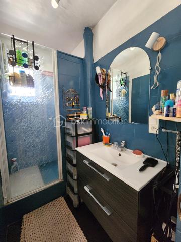 Découvrez cet appartement de charme situé au cœur d'un quartier résidentiel prisé de Montélimar, offrant une tranquillité rare en pleine ville. Situé au 3ème étage d'un immeuble de 4 niveaux, ce logement est idéalement positionné pour bénéficier d'une belle luminosité et d'une vue dégagée, vous invitant à profiter des beaux jours en toute sérénité.

Avec une superficie habitable de 56,89 m², cet appartement comprend 3 pièces dont 2 chambres confortables. 

L’espace intérieur est agencé pour maximiser le confort : un séjour accueillant, une cuisine équipée avec loggia attenante, une salle d'eau fonctionnelle, ainsi qu'un WC séparé. Le double vitrage assure une isolation thermique et sonore de premier ordre.

À l'extérieur, un balcon orienté plein sud promet de délicieux moments de détente. La résidence dispose de nombreuses places de parking, idéales pour vos véhicules.

Concernant les équipements, le bien est doté d’un digicode et d'un interphone pour une sécurité accrue. Le chauffage collectif au gaz garantit une ambiance cosy en toute saison. L'immeuble a fait l'objet d'une rénovation énergétique complète (isolation des murs par l'extérieur, isolation des plafonds des caves et de la toiture, remplacement de toutes les menuiseries).

Situé à proximité des commodités, ce bien vous offre une excellente qualité de vie grâce à son accès facile aux commerces, écoles et transports en commun. Envisagez votre prochain chapitre dans cet havre de paix et de confort. 

Pour toute information complémentaire, contactez Ingrid DE MATTEO.