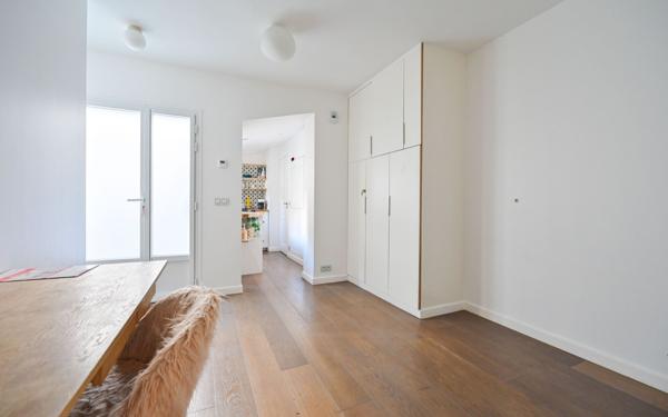 Appartement à vendre    3 pièces • 32,45 m2 Paris 20