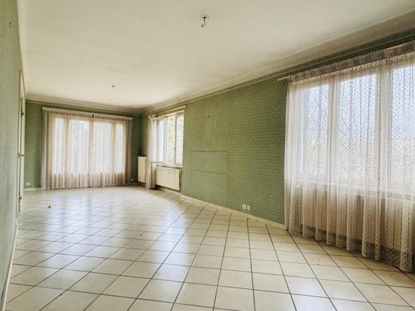 CENTRE DE CHASSE-SUR-RHÔNE – MAISON INDIVIDUELLE À RÉINVENTER – TERRAIN RARE DE 794 M² – SOUS-SOL COMPLET – FORT POTENTIEL D’AGRANDISSEMENT