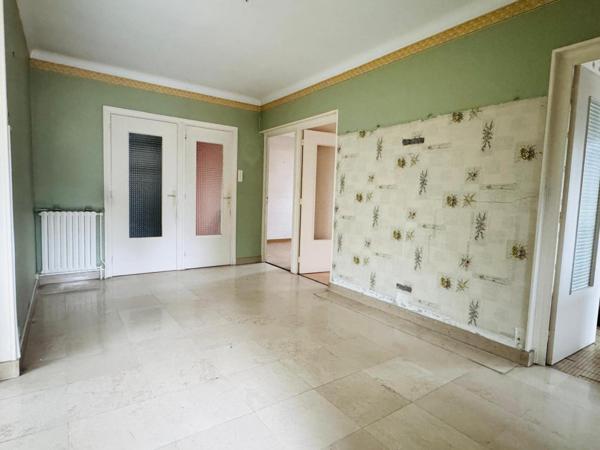 CENTRE DE CHASSE-SUR-RHÔNE – MAISON INDIVIDUELLE À RÉINVENTER – TERRAIN RARE DE 794 M² – SOUS-SOL COMPLET – FORT POTENTIEL D’AGRANDISSEMENT