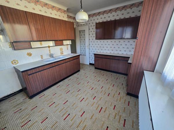 CENTRE DE CHASSE-SUR-RHÔNE – MAISON INDIVIDUELLE À RÉINVENTER – TERRAIN RARE DE 794 M² – SOUS-SOL COMPLET – FORT POTENTIEL D’AGRANDISSEMENT