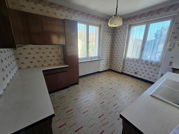 CENTRE DE CHASSE-SUR-RHÔNE – MAISON INDIVIDUELLE À RÉINVENTER – TERRAIN RARE DE 794 M² – SOUS-SOL COMPLET – FORT POTENTIEL D’AGRANDISSEMENT