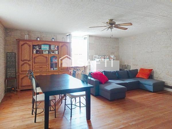 Maison en pierre autonome en énergie !! Garage, dépendances, jardin ! Parcelle constructible à revendre !