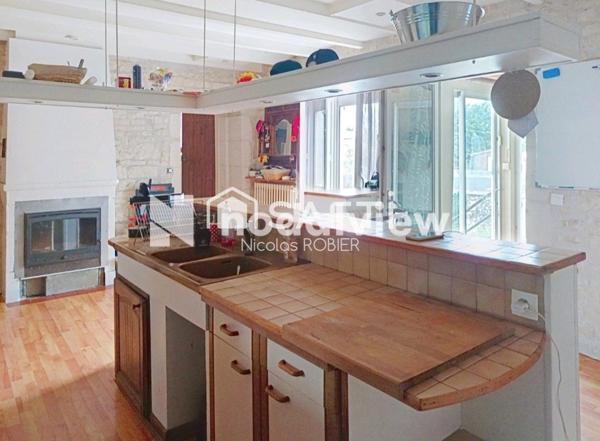 Maison en pierre autonome en énergie !! Garage, dépendances, jardin ! Parcelle constructible à revendre !