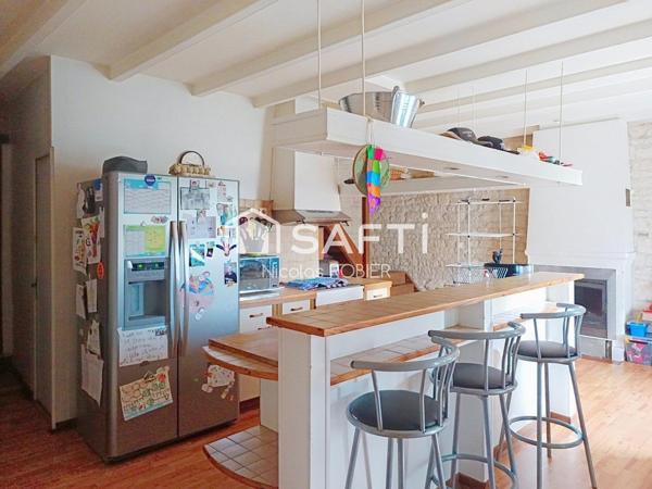 Maison en pierre autonome en énergie !! Garage, dépendances, jardin ! Parcelle constructible à revendre !