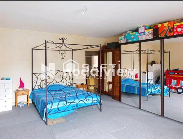 Maison en pierre autonome en énergie !! Garage, dépendances, jardin ! Parcelle constructible à revendre !