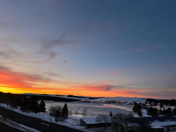 SUPER BESSE (63) - Murs commerciaux avec appartement