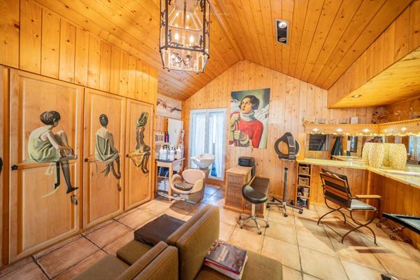 SUPER BESSE (63) - Murs commerciaux avec appartement