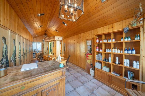 SUPER BESSE (63) - Murs commerciaux avec appartement