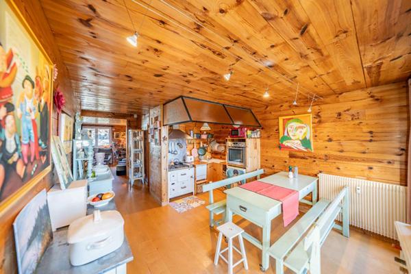 SUPER BESSE (63) - Murs commerciaux avec appartement