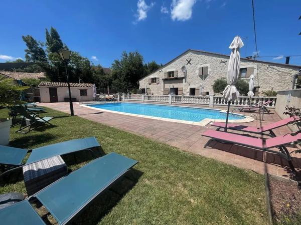 Maison en pierre avec 5 gîtes et piscine