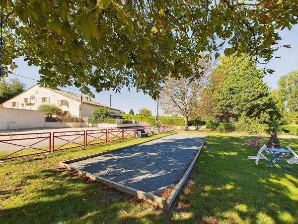 Maison en pierre avec 5 gîtes et piscine