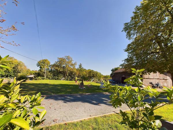 Maison en pierre avec 5 gîtes et piscine