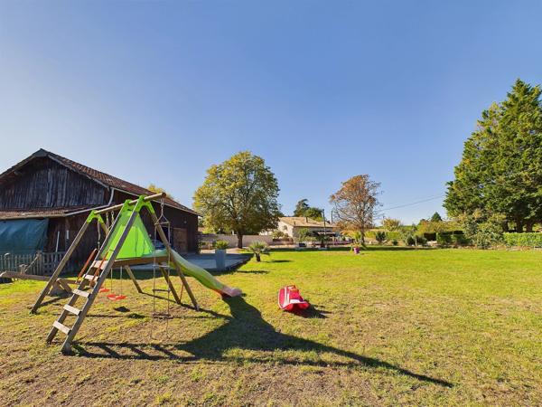 Maison en pierre avec 5 gîtes et piscine