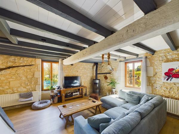 Maison en pierre avec 5 gîtes et piscine