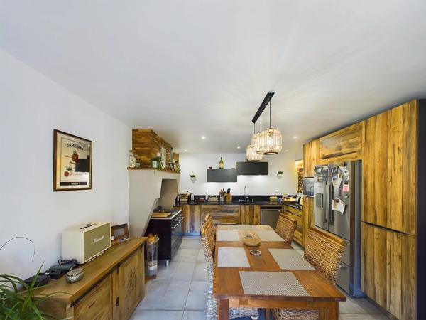 Maison en pierre avec 5 gîtes et piscine