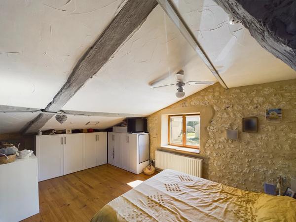 Maison en pierre avec 5 gîtes et piscine