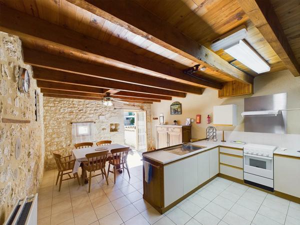 Maison en pierre avec 5 gîtes et piscine