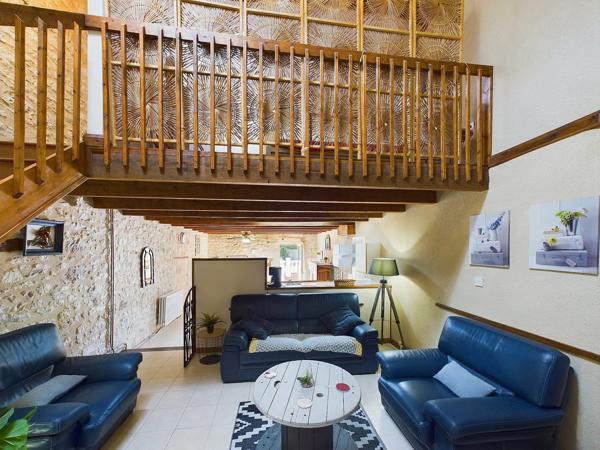 Maison en pierre avec 5 gîtes et piscine