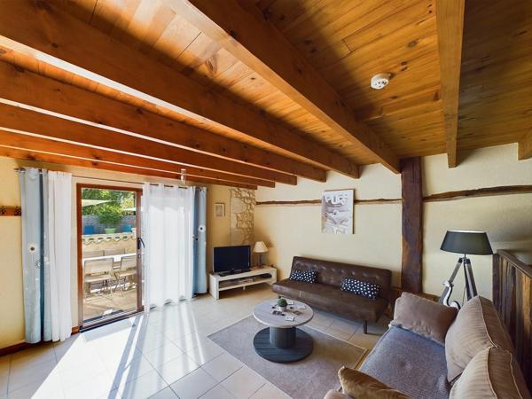 Maison en pierre avec 5 gîtes et piscine