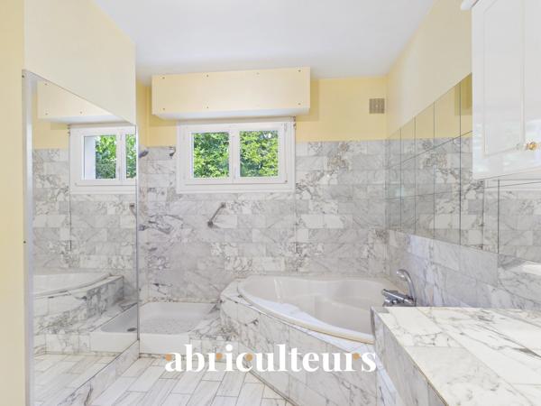 Spacieuse maison familiale de 160 m² sur parc arboré de 2 110 m² Quartier recherché du Teninio à Vannes