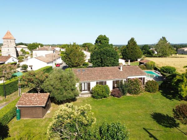 Belle maison de village de 3-4 chambres avec piscine.