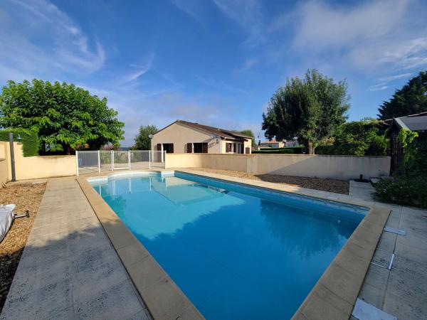 Belle maison de village de 3-4 chambres avec piscine.