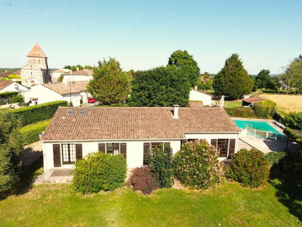Belle maison de village de 3-4 chambres avec piscine.