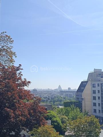 Visite virtuelle sur demande!

À quelques minutes de Paris, au cœur du très prisé Saint-Cloud, ce bien incarne un art de vivre
recherché, entre élégance, lumière et sérénité.

Situé rue du Calvaire, dans un environnement privilégié mêlant commerces de proximité, restaurants, Hôpital Institut Curie et accès rapides aux transports ( tram T2) et la future ligne de métro du grand Paris 

F3  de 59 m2 traversant avec balcon comprenant un séjour lumineux avec cuisine ouverte toute équipée (lave-vaisselle, machine à laver, plaque induction, four, frigo encastré, micro-onde). Deux chambres dont une modulable (bureau / enfant / invités). Salle de bain
avec baignoire esprit jacuzzi et w-c. Parquet flottant esprit parisien. Nombreux rangements sur-mesure. Cave incluse.

Un bien lumineux et idéalement situé dans un secteur en pleine évolution avec l'arrivée du Grand Paris Express Ligne 15 facilitera vos déplacements.

Point fort: au 6ème étage sur 7, cet appartement traversant avec son balcon qui offre une vue dégagée et une luminosité
plein sud, ravalement en cours valorisant le bien, gardien, chauffage et eau chaude collectif, cave,  proche toutes commanditées.

Centre-ville est un quartier de la ville de Saint-Cloud situé dans le département des Hauts-de-Seine (92). Les 5 567 habitants de ce quartier (sur les 29 435 de la commune) ont un âge moyen de 39 ans. La catégorie socio-professionnelle la plus représentée dans le quartier est celle des cadres. Les résidents peuvent profiter de très nombreux espaces verts et jardins. Côté immobilier, les habitations du quartier sont réparties en 7 % de maisons et 93 % d'appartements. La part de logements sociaux est ici de 8 %. La taxe d'habitation s'élève à 11 % et la taxe foncière à 11 % (en moyenne pour le département : taxe d'habitation à 19 %, taxe foncière à 7 %). Quant à la taxe d’enlèvement des ordures ménagères, elle est de 3 % .

Pour plus d'informations ou pour planifier une visite, vous pouvez contacter votre mandataire Jihane YOUNSI au 06.23.16.58.94.