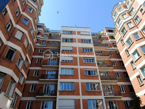 Visite virtuelle sur demande!

À quelques minutes de Paris, au cœur du très prisé Saint-Cloud, ce bien incarne un art de vivre
recherché, entre élégance, lumière et sérénité.

Situé rue du Calvaire, dans un environnement privilégié mêlant commerces de proximité, restaurants, Hôpital Institut Curie et accès rapides aux transports ( tram T2) et la future ligne de métro du grand Paris 

F3  de 59 m2 traversant avec balcon comprenant un séjour lumineux avec cuisine ouverte toute équipée (lave-vaisselle, machine à laver, plaque induction, four, frigo encastré, micro-onde). Deux chambres dont une modulable (bureau / enfant / invités). Salle de bain
avec baignoire esprit jacuzzi et w-c. Parquet flottant esprit parisien. Nombreux rangements sur-mesure. Cave incluse.

Un bien lumineux et idéalement situé dans un secteur en pleine évolution avec l'arrivée du Grand Paris Express Ligne 15 facilitera vos déplacements.

Point fort: au 6ème étage sur 7, cet appartement traversant avec son balcon qui offre une vue dégagée et une luminosité
plein sud, ravalement en cours valorisant le bien, gardien, chauffage et eau chaude collectif, cave,  proche toutes commanditées.

Centre-ville est un quartier de la ville de Saint-Cloud situé dans le département des Hauts-de-Seine (92). Les 5 567 habitants de ce quartier (sur les 29 435 de la commune) ont un âge moyen de 39 ans. La catégorie socio-professionnelle la plus représentée dans le quartier est celle des cadres. Les résidents peuvent profiter de très nombreux espaces verts et jardins. Côté immobilier, les habitations du quartier sont réparties en 7 % de maisons et 93 % d'appartements. La part de logements sociaux est ici de 8 %. La taxe d'habitation s'élève à 11 % et la taxe foncière à 11 % (en moyenne pour le département : taxe d'habitation à 19 %, taxe foncière à 7 %). Quant à la taxe d’enlèvement des ordures ménagères, elle est de 3 % .

Pour plus d'informations ou pour planifier une visite, vous pouvez contacter votre mandataire Jihane YOUNSI au 06.23.16.58.94.