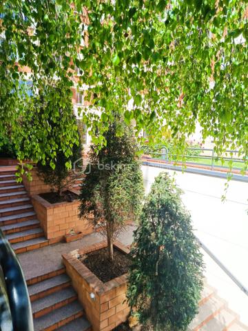 Visite virtuelle sur demande!

À quelques minutes de Paris, au cœur du très prisé Saint-Cloud, ce bien incarne un art de vivre
recherché, entre élégance, lumière et sérénité.

Situé rue du Calvaire, dans un environnement privilégié mêlant commerces de proximité, restaurants, Hôpital Institut Curie et accès rapides aux transports ( tram T2) et la future ligne de métro du grand Paris 

F3  de 59 m2 traversant avec balcon comprenant un séjour lumineux avec cuisine ouverte toute équipée (lave-vaisselle, machine à laver, plaque induction, four, frigo encastré, micro-onde). Deux chambres dont une modulable (bureau / enfant / invités). Salle de bain
avec baignoire esprit jacuzzi et w-c. Parquet flottant esprit parisien. Nombreux rangements sur-mesure. Cave incluse.

Un bien lumineux et idéalement situé dans un secteur en pleine évolution avec l'arrivée du Grand Paris Express Ligne 15 facilitera vos déplacements.

Point fort: au 6ème étage sur 7, cet appartement traversant avec son balcon qui offre une vue dégagée et une luminosité
plein sud, ravalement en cours valorisant le bien, gardien, chauffage et eau chaude collectif, cave,  proche toutes commanditées.

Centre-ville est un quartier de la ville de Saint-Cloud situé dans le département des Hauts-de-Seine (92). Les 5 567 habitants de ce quartier (sur les 29 435 de la commune) ont un âge moyen de 39 ans. La catégorie socio-professionnelle la plus représentée dans le quartier est celle des cadres. Les résidents peuvent profiter de très nombreux espaces verts et jardins. Côté immobilier, les habitations du quartier sont réparties en 7 % de maisons et 93 % d'appartements. La part de logements sociaux est ici de 8 %. La taxe d'habitation s'élève à 11 % et la taxe foncière à 11 % (en moyenne pour le département : taxe d'habitation à 19 %, taxe foncière à 7 %). Quant à la taxe d’enlèvement des ordures ménagères, elle est de 3 % .

Pour plus d'informations ou pour planifier une visite, vous pouvez contacter votre mandataire Jihane YOUNSI au 06.23.16.58.94.