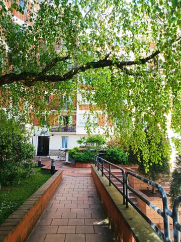 Visite virtuelle sur demande!

À quelques minutes de Paris, au cœur du très prisé Saint-Cloud, ce bien incarne un art de vivre
recherché, entre élégance, lumière et sérénité.

Situé rue du Calvaire, dans un environnement privilégié mêlant commerces de proximité, restaurants, Hôpital Institut Curie et accès rapides aux transports ( tram T2) et la future ligne de métro du grand Paris 

F3  de 59 m2 traversant avec balcon comprenant un séjour lumineux avec cuisine ouverte toute équipée (lave-vaisselle, machine à laver, plaque induction, four, frigo encastré, micro-onde). Deux chambres dont une modulable (bureau / enfant / invités). Salle de bain
avec baignoire esprit jacuzzi et w-c. Parquet flottant esprit parisien. Nombreux rangements sur-mesure. Cave incluse.

Un bien lumineux et idéalement situé dans un secteur en pleine évolution avec l'arrivée du Grand Paris Express Ligne 15 facilitera vos déplacements.

Point fort: au 6ème étage sur 7, cet appartement traversant avec son balcon qui offre une vue dégagée et une luminosité
plein sud, ravalement en cours valorisant le bien, gardien, chauffage et eau chaude collectif, cave,  proche toutes commanditées.

Centre-ville est un quartier de la ville de Saint-Cloud situé dans le département des Hauts-de-Seine (92). Les 5 567 habitants de ce quartier (sur les 29 435 de la commune) ont un âge moyen de 39 ans. La catégorie socio-professionnelle la plus représentée dans le quartier est celle des cadres. Les résidents peuvent profiter de très nombreux espaces verts et jardins. Côté immobilier, les habitations du quartier sont réparties en 7 % de maisons et 93 % d'appartements. La part de logements sociaux est ici de 8 %. La taxe d'habitation s'élève à 11 % et la taxe foncière à 11 % (en moyenne pour le département : taxe d'habitation à 19 %, taxe foncière à 7 %). Quant à la taxe d’enlèvement des ordures ménagères, elle est de 3 % .

Pour plus d'informations ou pour planifier une visite, vous pouvez contacter votre mandataire Jihane YOUNSI au 06.23.16.58.94.