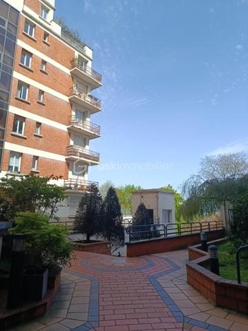 Visite virtuelle sur demande!

À quelques minutes de Paris, au cœur du très prisé Saint-Cloud, ce bien incarne un art de vivre
recherché, entre élégance, lumière et sérénité.

Situé rue du Calvaire, dans un environnement privilégié mêlant commerces de proximité, restaurants, Hôpital Institut Curie et accès rapides aux transports ( tram T2) et la future ligne de métro du grand Paris 

F3  de 59 m2 traversant avec balcon comprenant un séjour lumineux avec cuisine ouverte toute équipée (lave-vaisselle, machine à laver, plaque induction, four, frigo encastré, micro-onde). Deux chambres dont une modulable (bureau / enfant / invités). Salle de bain
avec baignoire esprit jacuzzi et w-c. Parquet flottant esprit parisien. Nombreux rangements sur-mesure. Cave incluse.

Un bien lumineux et idéalement situé dans un secteur en pleine évolution avec l'arrivée du Grand Paris Express Ligne 15 facilitera vos déplacements.

Point fort: au 6ème étage sur 7, cet appartement traversant avec son balcon qui offre une vue dégagée et une luminosité
plein sud, ravalement en cours valorisant le bien, gardien, chauffage et eau chaude collectif, cave,  proche toutes commanditées.

Centre-ville est un quartier de la ville de Saint-Cloud situé dans le département des Hauts-de-Seine (92). Les 5 567 habitants de ce quartier (sur les 29 435 de la commune) ont un âge moyen de 39 ans. La catégorie socio-professionnelle la plus représentée dans le quartier est celle des cadres. Les résidents peuvent profiter de très nombreux espaces verts et jardins. Côté immobilier, les habitations du quartier sont réparties en 7 % de maisons et 93 % d'appartements. La part de logements sociaux est ici de 8 %. La taxe d'habitation s'élève à 11 % et la taxe foncière à 11 % (en moyenne pour le département : taxe d'habitation à 19 %, taxe foncière à 7 %). Quant à la taxe d’enlèvement des ordures ménagères, elle est de 3 % .

Pour plus d'informations ou pour planifier une visite, vous pouvez contacter votre mandataire Jihane YOUNSI au 06.23.16.58.94.
