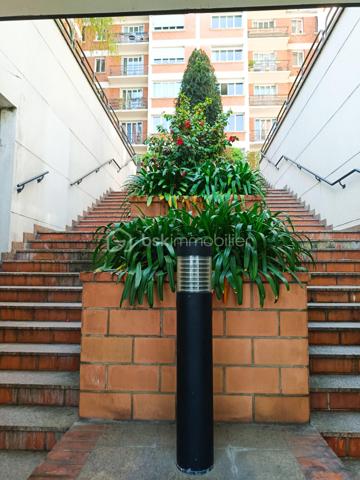 Visite virtuelle sur demande!

À quelques minutes de Paris, au cœur du très prisé Saint-Cloud, ce bien incarne un art de vivre
recherché, entre élégance, lumière et sérénité.

Situé rue du Calvaire, dans un environnement privilégié mêlant commerces de proximité, restaurants, Hôpital Institut Curie et accès rapides aux transports ( tram T2) et la future ligne de métro du grand Paris 

F3  de 59 m2 traversant avec balcon comprenant un séjour lumineux avec cuisine ouverte toute équipée (lave-vaisselle, machine à laver, plaque induction, four, frigo encastré, micro-onde). Deux chambres dont une modulable (bureau / enfant / invités). Salle de bain
avec baignoire esprit jacuzzi et w-c. Parquet flottant esprit parisien. Nombreux rangements sur-mesure. Cave incluse.

Un bien lumineux et idéalement situé dans un secteur en pleine évolution avec l'arrivée du Grand Paris Express Ligne 15 facilitera vos déplacements.

Point fort: au 6ème étage sur 7, cet appartement traversant avec son balcon qui offre une vue dégagée et une luminosité
plein sud, ravalement en cours valorisant le bien, gardien, chauffage et eau chaude collectif, cave,  proche toutes commanditées.

Centre-ville est un quartier de la ville de Saint-Cloud situé dans le département des Hauts-de-Seine (92). Les 5 567 habitants de ce quartier (sur les 29 435 de la commune) ont un âge moyen de 39 ans. La catégorie socio-professionnelle la plus représentée dans le quartier est celle des cadres. Les résidents peuvent profiter de très nombreux espaces verts et jardins. Côté immobilier, les habitations du quartier sont réparties en 7 % de maisons et 93 % d'appartements. La part de logements sociaux est ici de 8 %. La taxe d'habitation s'élève à 11 % et la taxe foncière à 11 % (en moyenne pour le département : taxe d'habitation à 19 %, taxe foncière à 7 %). Quant à la taxe d’enlèvement des ordures ménagères, elle est de 3 % .

Pour plus d'informations ou pour planifier une visite, vous pouvez contacter votre mandataire Jihane YOUNSI au 06.23.16.58.94.