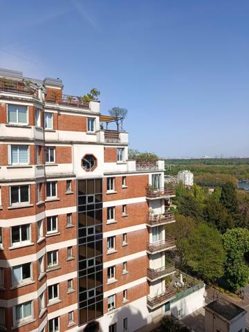 Visite virtuelle sur demande!

À quelques minutes de Paris, au cœur du très prisé Saint-Cloud, ce bien incarne un art de vivre
recherché, entre élégance, lumière et sérénité.

Situé rue du Calvaire, dans un environnement privilégié mêlant commerces de proximité, restaurants, Hôpital Institut Curie et accès rapides aux transports ( tram T2) et la future ligne de métro du grand Paris 

F3  de 59 m2 traversant avec balcon comprenant un séjour lumineux avec cuisine ouverte toute équipée (lave-vaisselle, machine à laver, plaque induction, four, frigo encastré, micro-onde). Deux chambres dont une modulable (bureau / enfant / invités). Salle de bain
avec baignoire esprit jacuzzi et w-c. Parquet flottant esprit parisien. Nombreux rangements sur-mesure. Cave incluse.

Un bien lumineux et idéalement situé dans un secteur en pleine évolution avec l'arrivée du Grand Paris Express Ligne 15 facilitera vos déplacements.

Point fort: au 6ème étage sur 7, cet appartement traversant avec son balcon qui offre une vue dégagée et une luminosité
plein sud, ravalement en cours valorisant le bien, gardien, chauffage et eau chaude collectif, cave,  proche toutes commanditées.

Centre-ville est un quartier de la ville de Saint-Cloud situé dans le département des Hauts-de-Seine (92). Les 5 567 habitants de ce quartier (sur les 29 435 de la commune) ont un âge moyen de 39 ans. La catégorie socio-professionnelle la plus représentée dans le quartier est celle des cadres. Les résidents peuvent profiter de très nombreux espaces verts et jardins. Côté immobilier, les habitations du quartier sont réparties en 7 % de maisons et 93 % d'appartements. La part de logements sociaux est ici de 8 %. La taxe d'habitation s'élève à 11 % et la taxe foncière à 11 % (en moyenne pour le département : taxe d'habitation à 19 %, taxe foncière à 7 %). Quant à la taxe d’enlèvement des ordures ménagères, elle est de 3 % .

Pour plus d'informations ou pour planifier une visite, vous pouvez contacter votre mandataire Jihane YOUNSI au 06.23.16.58.94.