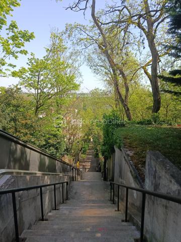 Visite virtuelle sur demande!

À quelques minutes de Paris, au cœur du très prisé Saint-Cloud, ce bien incarne un art de vivre
recherché, entre élégance, lumière et sérénité.

Situé rue du Calvaire, dans un environnement privilégié mêlant commerces de proximité, restaurants, Hôpital Institut Curie et accès rapides aux transports ( tram T2) et la future ligne de métro du grand Paris 

F3  de 59 m2 traversant avec balcon comprenant un séjour lumineux avec cuisine ouverte toute équipée (lave-vaisselle, machine à laver, plaque induction, four, frigo encastré, micro-onde). Deux chambres dont une modulable (bureau / enfant / invités). Salle de bain
avec baignoire esprit jacuzzi et w-c. Parquet flottant esprit parisien. Nombreux rangements sur-mesure. Cave incluse.

Un bien lumineux et idéalement situé dans un secteur en pleine évolution avec l'arrivée du Grand Paris Express Ligne 15 facilitera vos déplacements.

Point fort: au 6ème étage sur 7, cet appartement traversant avec son balcon qui offre une vue dégagée et une luminosité
plein sud, ravalement en cours valorisant le bien, gardien, chauffage et eau chaude collectif, cave,  proche toutes commanditées.

Centre-ville est un quartier de la ville de Saint-Cloud situé dans le département des Hauts-de-Seine (92). Les 5 567 habitants de ce quartier (sur les 29 435 de la commune) ont un âge moyen de 39 ans. La catégorie socio-professionnelle la plus représentée dans le quartier est celle des cadres. Les résidents peuvent profiter de très nombreux espaces verts et jardins. Côté immobilier, les habitations du quartier sont réparties en 7 % de maisons et 93 % d'appartements. La part de logements sociaux est ici de 8 %. La taxe d'habitation s'élève à 11 % et la taxe foncière à 11 % (en moyenne pour le département : taxe d'habitation à 19 %, taxe foncière à 7 %). Quant à la taxe d’enlèvement des ordures ménagères, elle est de 3 % .

Pour plus d'informations ou pour planifier une visite, vous pouvez contacter votre mandataire Jihane YOUNSI au 06.23.16.58.94.