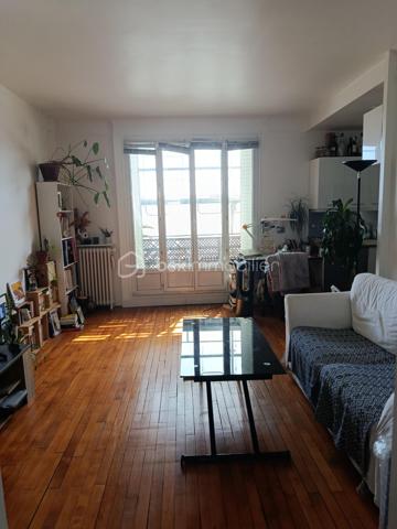 Visite virtuelle sur demande!

À quelques minutes de Paris, au cœur du très prisé Saint-Cloud, ce bien incarne un art de vivre
recherché, entre élégance, lumière et sérénité.

Situé rue du Calvaire, dans un environnement privilégié mêlant commerces de proximité, restaurants, Hôpital Institut Curie et accès rapides aux transports ( tram T2) et la future ligne de métro du grand Paris 

F3  de 59 m2 traversant avec balcon comprenant un séjour lumineux avec cuisine ouverte toute équipée (lave-vaisselle, machine à laver, plaque induction, four, frigo encastré, micro-onde). Deux chambres dont une modulable (bureau / enfant / invités). Salle de bain
avec baignoire esprit jacuzzi et w-c. Parquet flottant esprit parisien. Nombreux rangements sur-mesure. Cave incluse.

Un bien lumineux et idéalement situé dans un secteur en pleine évolution avec l'arrivée du Grand Paris Express Ligne 15 facilitera vos déplacements.

Point fort: au 6ème étage sur 7, cet appartement traversant avec son balcon qui offre une vue dégagée et une luminosité
plein sud, ravalement en cours valorisant le bien, gardien, chauffage et eau chaude collectif, cave,  proche toutes commanditées.

Centre-ville est un quartier de la ville de Saint-Cloud situé dans le département des Hauts-de-Seine (92). Les 5 567 habitants de ce quartier (sur les 29 435 de la commune) ont un âge moyen de 39 ans. La catégorie socio-professionnelle la plus représentée dans le quartier est celle des cadres. Les résidents peuvent profiter de très nombreux espaces verts et jardins. Côté immobilier, les habitations du quartier sont réparties en 7 % de maisons et 93 % d'appartements. La part de logements sociaux est ici de 8 %. La taxe d'habitation s'élève à 11 % et la taxe foncière à 11 % (en moyenne pour le département : taxe d'habitation à 19 %, taxe foncière à 7 %). Quant à la taxe d’enlèvement des ordures ménagères, elle est de 3 % .

Pour plus d'informations ou pour planifier une visite, vous pouvez contacter votre mandataire Jihane YOUNSI au 06.23.16.58.94.