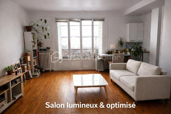 Visite virtuelle sur demande!

À quelques minutes de Paris, au cœur du très prisé Saint-Cloud, ce bien incarne un art de vivre
recherché, entre élégance, lumière et sérénité.

Situé rue du Calvaire, dans un environnement privilégié mêlant commerces de proximité, restaurants, Hôpital Institut Curie et accès rapides aux transports ( tram T2) et la future ligne de métro du grand Paris 

F3  de 59 m2 traversant avec balcon comprenant un séjour lumineux avec cuisine ouverte toute équipée (lave-vaisselle, machine à laver, plaque induction, four, frigo encastré, micro-onde). Deux chambres dont une modulable (bureau / enfant / invités). Salle de bain
avec baignoire esprit jacuzzi et w-c. Parquet flottant esprit parisien. Nombreux rangements sur-mesure. Cave incluse.

Un bien lumineux et idéalement situé dans un secteur en pleine évolution avec l'arrivée du Grand Paris Express Ligne 15 facilitera vos déplacements.

Point fort: au 6ème étage sur 7, cet appartement traversant avec son balcon qui offre une vue dégagée et une luminosité
plein sud, ravalement en cours valorisant le bien, gardien, chauffage et eau chaude collectif, cave,  proche toutes commanditées.

Centre-ville est un quartier de la ville de Saint-Cloud situé dans le département des Hauts-de-Seine (92). Les 5 567 habitants de ce quartier (sur les 29 435 de la commune) ont un âge moyen de 39 ans. La catégorie socio-professionnelle la plus représentée dans le quartier est celle des cadres. Les résidents peuvent profiter de très nombreux espaces verts et jardins. Côté immobilier, les habitations du quartier sont réparties en 7 % de maisons et 93 % d'appartements. La part de logements sociaux est ici de 8 %. La taxe d'habitation s'élève à 11 % et la taxe foncière à 11 % (en moyenne pour le département : taxe d'habitation à 19 %, taxe foncière à 7 %). Quant à la taxe d’enlèvement des ordures ménagères, elle est de 3 % .

Pour plus d'informations ou pour planifier une visite, vous pouvez contacter votre mandataire Jihane YOUNSI au 06.23.16.58.94.