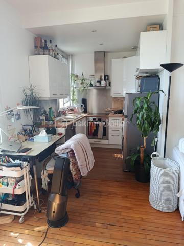 Visite virtuelle sur demande!

À quelques minutes de Paris, au cœur du très prisé Saint-Cloud, ce bien incarne un art de vivre
recherché, entre élégance, lumière et sérénité.

Situé rue du Calvaire, dans un environnement privilégié mêlant commerces de proximité, restaurants, Hôpital Institut Curie et accès rapides aux transports ( tram T2) et la future ligne de métro du grand Paris 

F3  de 59 m2 traversant avec balcon comprenant un séjour lumineux avec cuisine ouverte toute équipée (lave-vaisselle, machine à laver, plaque induction, four, frigo encastré, micro-onde). Deux chambres dont une modulable (bureau / enfant / invités). Salle de bain
avec baignoire esprit jacuzzi et w-c. Parquet flottant esprit parisien. Nombreux rangements sur-mesure. Cave incluse.

Un bien lumineux et idéalement situé dans un secteur en pleine évolution avec l'arrivée du Grand Paris Express Ligne 15 facilitera vos déplacements.

Point fort: au 6ème étage sur 7, cet appartement traversant avec son balcon qui offre une vue dégagée et une luminosité
plein sud, ravalement en cours valorisant le bien, gardien, chauffage et eau chaude collectif, cave,  proche toutes commanditées.

Centre-ville est un quartier de la ville de Saint-Cloud situé dans le département des Hauts-de-Seine (92). Les 5 567 habitants de ce quartier (sur les 29 435 de la commune) ont un âge moyen de 39 ans. La catégorie socio-professionnelle la plus représentée dans le quartier est celle des cadres. Les résidents peuvent profiter de très nombreux espaces verts et jardins. Côté immobilier, les habitations du quartier sont réparties en 7 % de maisons et 93 % d'appartements. La part de logements sociaux est ici de 8 %. La taxe d'habitation s'élève à 11 % et la taxe foncière à 11 % (en moyenne pour le département : taxe d'habitation à 19 %, taxe foncière à 7 %). Quant à la taxe d’enlèvement des ordures ménagères, elle est de 3 % .

Pour plus d'informations ou pour planifier une visite, vous pouvez contacter votre mandataire Jihane YOUNSI au 06.23.16.58.94.