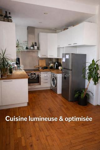 Visite virtuelle sur demande!

À quelques minutes de Paris, au cœur du très prisé Saint-Cloud, ce bien incarne un art de vivre
recherché, entre élégance, lumière et sérénité.

Situé rue du Calvaire, dans un environnement privilégié mêlant commerces de proximité, restaurants, Hôpital Institut Curie et accès rapides aux transports ( tram T2) et la future ligne de métro du grand Paris 

F3  de 59 m2 traversant avec balcon comprenant un séjour lumineux avec cuisine ouverte toute équipée (lave-vaisselle, machine à laver, plaque induction, four, frigo encastré, micro-onde). Deux chambres dont une modulable (bureau / enfant / invités). Salle de bain
avec baignoire esprit jacuzzi et w-c. Parquet flottant esprit parisien. Nombreux rangements sur-mesure. Cave incluse.

Un bien lumineux et idéalement situé dans un secteur en pleine évolution avec l'arrivée du Grand Paris Express Ligne 15 facilitera vos déplacements.

Point fort: au 6ème étage sur 7, cet appartement traversant avec son balcon qui offre une vue dégagée et une luminosité
plein sud, ravalement en cours valorisant le bien, gardien, chauffage et eau chaude collectif, cave,  proche toutes commanditées.

Centre-ville est un quartier de la ville de Saint-Cloud situé dans le département des Hauts-de-Seine (92). Les 5 567 habitants de ce quartier (sur les 29 435 de la commune) ont un âge moyen de 39 ans. La catégorie socio-professionnelle la plus représentée dans le quartier est celle des cadres. Les résidents peuvent profiter de très nombreux espaces verts et jardins. Côté immobilier, les habitations du quartier sont réparties en 7 % de maisons et 93 % d'appartements. La part de logements sociaux est ici de 8 %. La taxe d'habitation s'élève à 11 % et la taxe foncière à 11 % (en moyenne pour le département : taxe d'habitation à 19 %, taxe foncière à 7 %). Quant à la taxe d’enlèvement des ordures ménagères, elle est de 3 % .

Pour plus d'informations ou pour planifier une visite, vous pouvez contacter votre mandataire Jihane YOUNSI au 06.23.16.58.94.