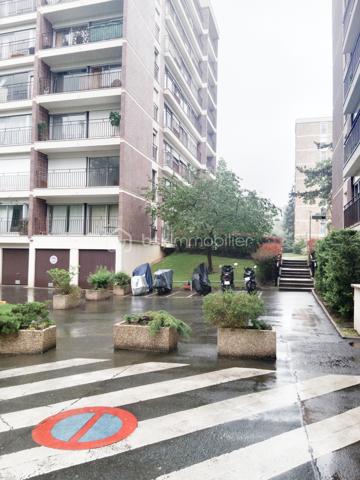 Dans la résidence très prisée de Talma, entourée de verdure, proche du centre ville, gare, venez découvrir cet appartement de 40 m² au 4ᵉ étage avec deux ascenseurs.
Il se compose comme suit : une grande pièce de vie, une douche, un wc séparé, une cuisine ouverte sur la pièce de vie.
Pour compléter, l'appartement, vous disposerez d'une cave ainsi que d'une place de parking extérieur.
Pour vos visites ou vos questions, je suis disponible 7 jours sur 7 Au 06 12 78 84 47