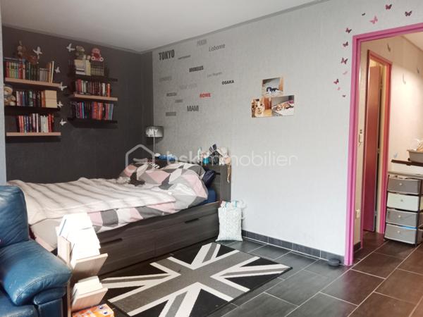 Dans la résidence très prisée de Talma, entourée de verdure, proche du centre ville, gare, venez découvrir cet appartement de 40 m² au 4ᵉ étage avec deux ascenseurs.
Il se compose comme suit : une grande pièce de vie, une douche, un wc séparé, une cuisine ouverte sur la pièce de vie.
Pour compléter, l'appartement, vous disposerez d'une cave ainsi que d'une place de parking extérieur.
Pour vos visites ou vos questions, je suis disponible 7 jours sur 7 Au 06 12 78 84 47