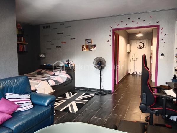 Dans la résidence très prisée de Talma, entourée de verdure, proche du centre ville, gare, venez découvrir cet appartement de 40 m² au 4ᵉ étage avec deux ascenseurs.
Il se compose comme suit : une grande pièce de vie, une douche, un wc séparé, une cuisine ouverte sur la pièce de vie.
Pour compléter, l'appartement, vous disposerez d'une cave ainsi que d'une place de parking extérieur.
Pour vos visites ou vos questions, je suis disponible 7 jours sur 7 Au 06 12 78 84 47