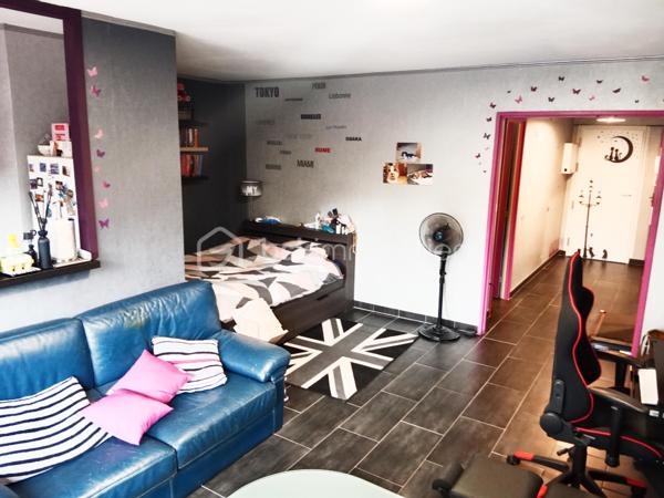 Dans la résidence très prisée de Talma, entourée de verdure, proche du centre ville, gare, venez découvrir cet appartement de 40 m² au 4ᵉ étage avec deux ascenseurs.
Il se compose comme suit : une grande pièce de vie, une douche, un wc séparé, une cuisine ouverte sur la pièce de vie.
Pour compléter, l'appartement, vous disposerez d'une cave ainsi que d'une place de parking extérieur.
Pour vos visites ou vos questions, je suis disponible 7 jours sur 7 Au 06 12 78 84 47