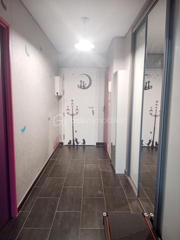 Dans la résidence très prisée de Talma, entourée de verdure, proche du centre ville, gare, venez découvrir cet appartement de 40 m² au 4ᵉ étage avec deux ascenseurs.
Il se compose comme suit : une grande pièce de vie, une douche, un wc séparé, une cuisine ouverte sur la pièce de vie.
Pour compléter, l'appartement, vous disposerez d'une cave ainsi que d'une place de parking extérieur.
Pour vos visites ou vos questions, je suis disponible 7 jours sur 7 Au 06 12 78 84 47