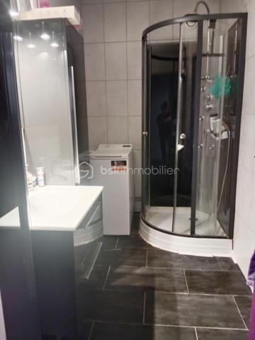 Dans la résidence très prisée de Talma, entourée de verdure, proche du centre ville, gare, venez découvrir cet appartement de 40 m² au 4ᵉ étage avec deux ascenseurs.
Il se compose comme suit : une grande pièce de vie, une douche, un wc séparé, une cuisine ouverte sur la pièce de vie.
Pour compléter, l'appartement, vous disposerez d'une cave ainsi que d'une place de parking extérieur.
Pour vos visites ou vos questions, je suis disponible 7 jours sur 7 Au 06 12 78 84 47